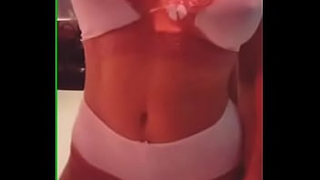 Trintona muito gostosa se exibe na cam