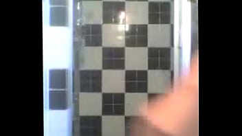 Rubia bailando en la ducha