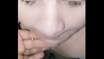 Enterrei a dignidade dela no gozo nos olhos mijo na garganta e tapa até chorar