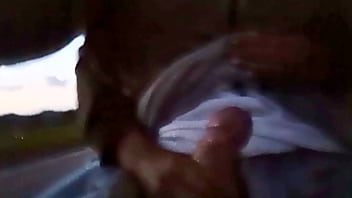 Resolvi bater uma para o gostoso voltando da praia quase nos pegaram