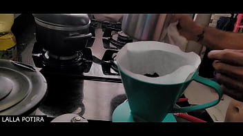 Acordei querendo café e ganhei foi leite na buceta