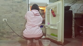 Sexy Hermanastra Es Filmada Limpiando thumbnail