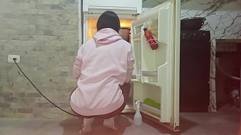 Sexy hermanastra es filmada limpiando