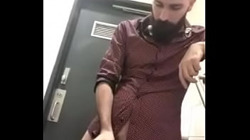 Punheta No Banheiro thumbnail