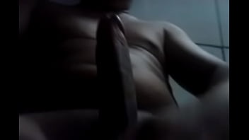 Batendo uma no banheiro do trabalho