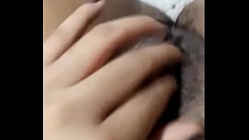 Se exita viendo las fotos que le mandan