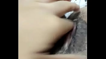 Se exita viendo las fotos que le mandan