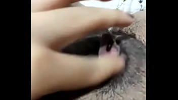 Se exita viendo las fotos que le mandan