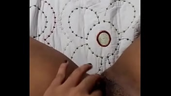 Se exita viendo las fotos que le mandan