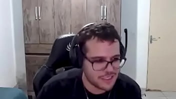 Ela com outro e eu jogando