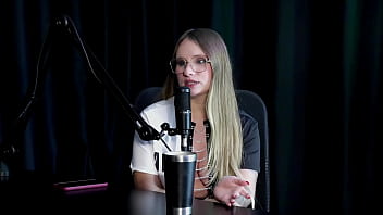 Começou como modelo depois de se fazer ser demitida fez vídeos de sexo hot a família aceita bem e quando gravou com mulheres naty varga sheer red