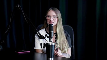 Começou como modelo depois de se fazer ser demitida fez vídeos de sexo hot a família aceita bem e quando gravou com mulheres naty varga sheer red