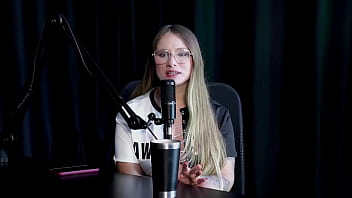 Começou como modelo depois de se fazer ser demitida fez vídeos de sexo hot a família aceita bem e quando gravou com mulheres naty varga sheer red