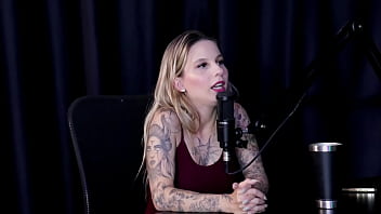 Começou como modelo depois de se fazer ser demitida fez vídeos de sexo hot a família aceita bem e quando gravou com mulheres naty varga sheer red