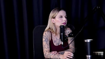 Começou como modelo depois de se fazer ser demitida fez vídeos de sexo hot a família aceita bem e quando gravou com mulheres naty varga sheer red