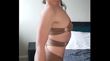 Une danse sans musique écoute le frottement de mes mains sur mes vêtements