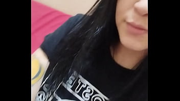 Me masturbo mientras le chupo la verga a mi hermanastro sin condon