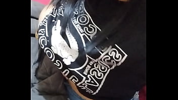 Me masturbo mientras le chupo la verga a mi hermanastro sin condon