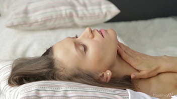 Teen beauty belinda reaches a wet orgasm in the morning