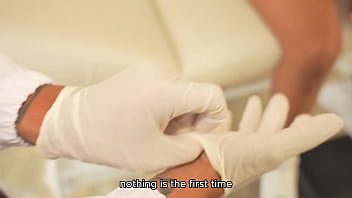 Doctor proofs new technique of penetration with teen girl that doesn't feel pleasure