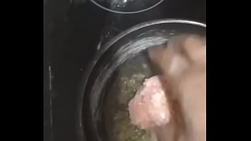 Cocinando pasta con aceite de artesal