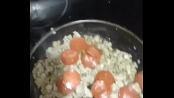 Cocinando pasta con aceite de artesal