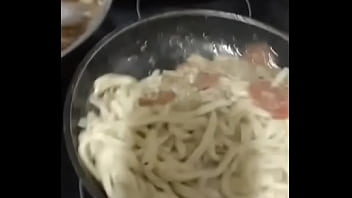 Cocinando pasta con aceite de artesal