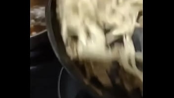 Cocinando pasta con aceite de artesal