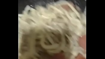 Cocinando pasta con aceite de artesal