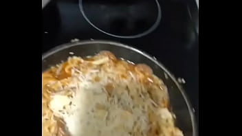 Cocinando pasta con aceite de artesal