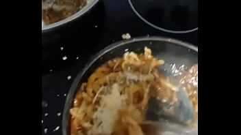 Cocinando pasta con aceite de artesal