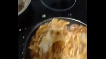 Cocinando pasta con aceite de artesal