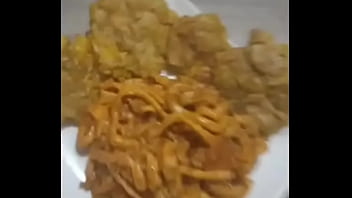 Cocinando pasta con aceite de artesal