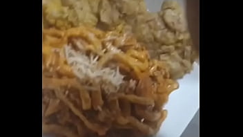 Cocinando pasta con aceite de artesal