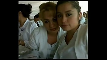 Nena medina con pepino