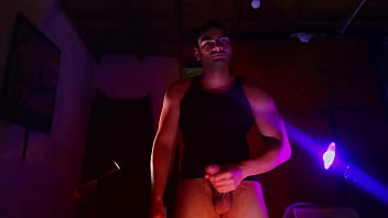 Musuclar men big cock entre shadows morado y naranja big dick handjob masturbation