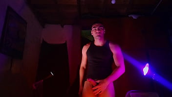 Musuclar men big cock entre shadows morado y naranja big dick handjob masturbation