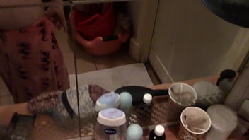 Skinny babe invites you to her bathroom