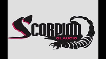 Meu meio irmão me fudeu no quarto da minha madrasta e fez eu engolir aquela pica todinha