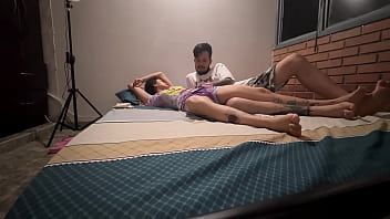 Encuentro a mi hermanastra en pijama y la empiezo a tocar terminamos follando