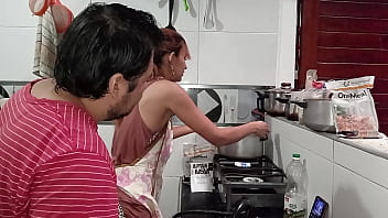 Puta de cocina decide mamar la verga pq tenía mucha sed