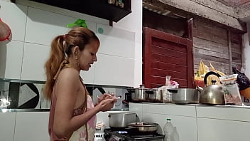 Puta de cocina decide mamar la verga pq tenía mucha sed