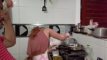 Puta de cocina decide mamar la verga pq tenía mucha sed