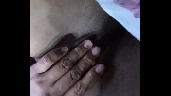 Jugando con su coño sola para su novio