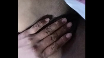 Jugando con su coño sola para su novio