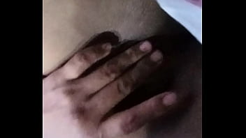 Jugando con su coño sola para su novio