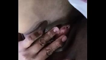 Jugando con su coño sola para su novio