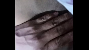 Jugando con su coño sola para su novio