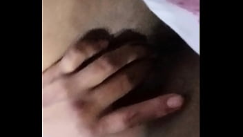 Jugando con su coño sola para su novio