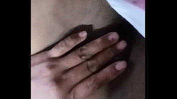 Jugando con su coño sola para su novio